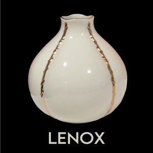 LENOX Globe Vase with 24 Karat Gold Whipstitch Accents, Porcelain, 6.5” Tall